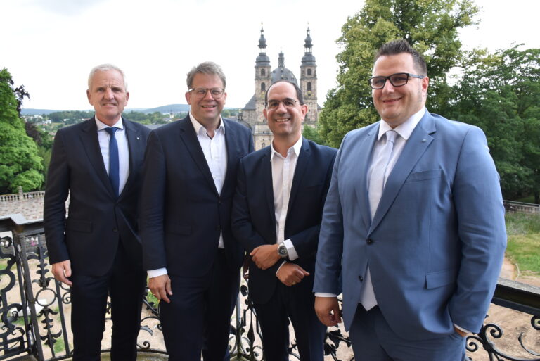 Bildunterschrift (v. links): Priv.-Doz. Dr. Thomas Menzel, Dr. Heiko Wingenfeld, Prof. Dr. Henrik Kessler, Michael Wilhelm